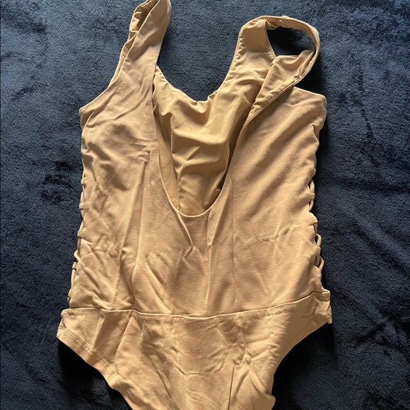 Premium quality bodysuit with classy cut out design on side - Picture 4 of 5